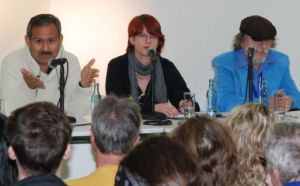 Im Gespräch: Der kolumbianische Schriftsteller und Journalist Hernando Calvo Ospina (l.).