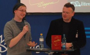 Alles andere als seltsam: Der junge Stefan Bachmann, Autor von "Die Seltsamen", (l.) im Gespräch mit Wolfgang Tischer.