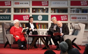 Die schottische Krimi-Autorin Val McDermid (l.) liest aus ihrem neuen Roman, Peter Faerber (r.) liest die deutschen Texte, Florian Scheuba (2.v.r.) moderierte. © Christian Lund