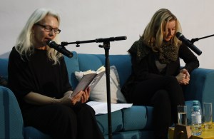 Gudrun (l.) und Valerie Fritsch bei der Lesung ihres gemeinsamen Lyrikbandes. © Christian Lund