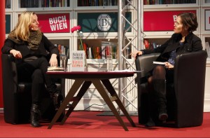 Valerie Fritsch (l.) im Gespräch mit ORF-Moderatorin Katja Gasser. © Christian Lund