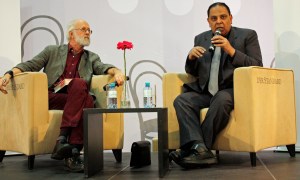 Alaa al-Aswani (r.) erzählt von seinem neuen Roman, neben ihm sein Übersetzer Hartmut Fähndrich. © Christian Lund