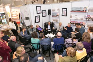 Thomas Raab, Bernhard Aichner, Edith Kneifl, Heinz Sichrovsky, Amelie Fried und Veit Heinichen bei der Krimi-Runde. © LCM Fotostudio Richard Schuster