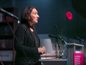 Terézia Mora bei der Eröffnungsrede - © LCM Fotostudio Richard Schuster