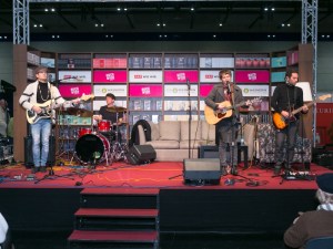 Liedermacher "Der Nino aus Wien" mit seiner Band - © LCM Fotostudio Richard Schuster