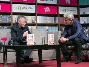 Arne Dahl (l.) im Gespräch mit Moderator Florian Scheuba - © LCM Fotostudio Richard Schuster