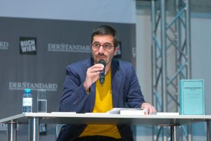Philipp Weiss bei der Lesung aus seinem Roman. © LCM Foto Richard Schuster