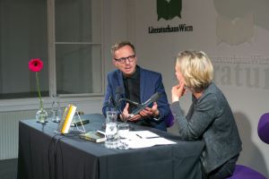 Michal Hvorecky im Gespräch mit Christa Eder. © LCM Foto Richard Schuster