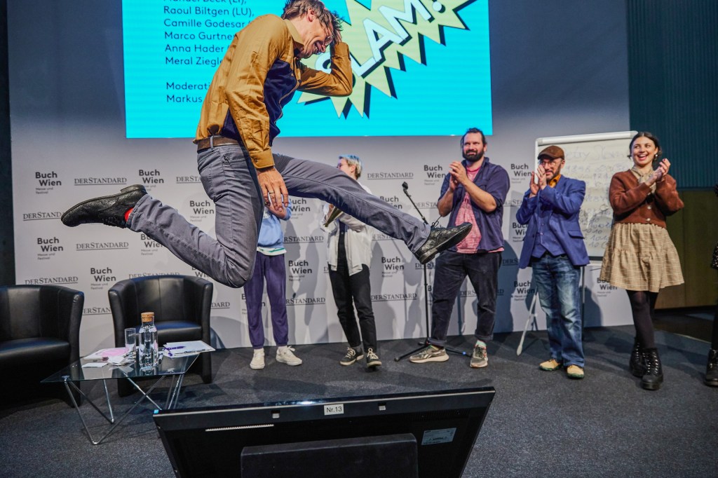Moderator und Slammer Markus Köhle geht beim "Poetry Slam" in die Luft. © LCM / Richard Schuster