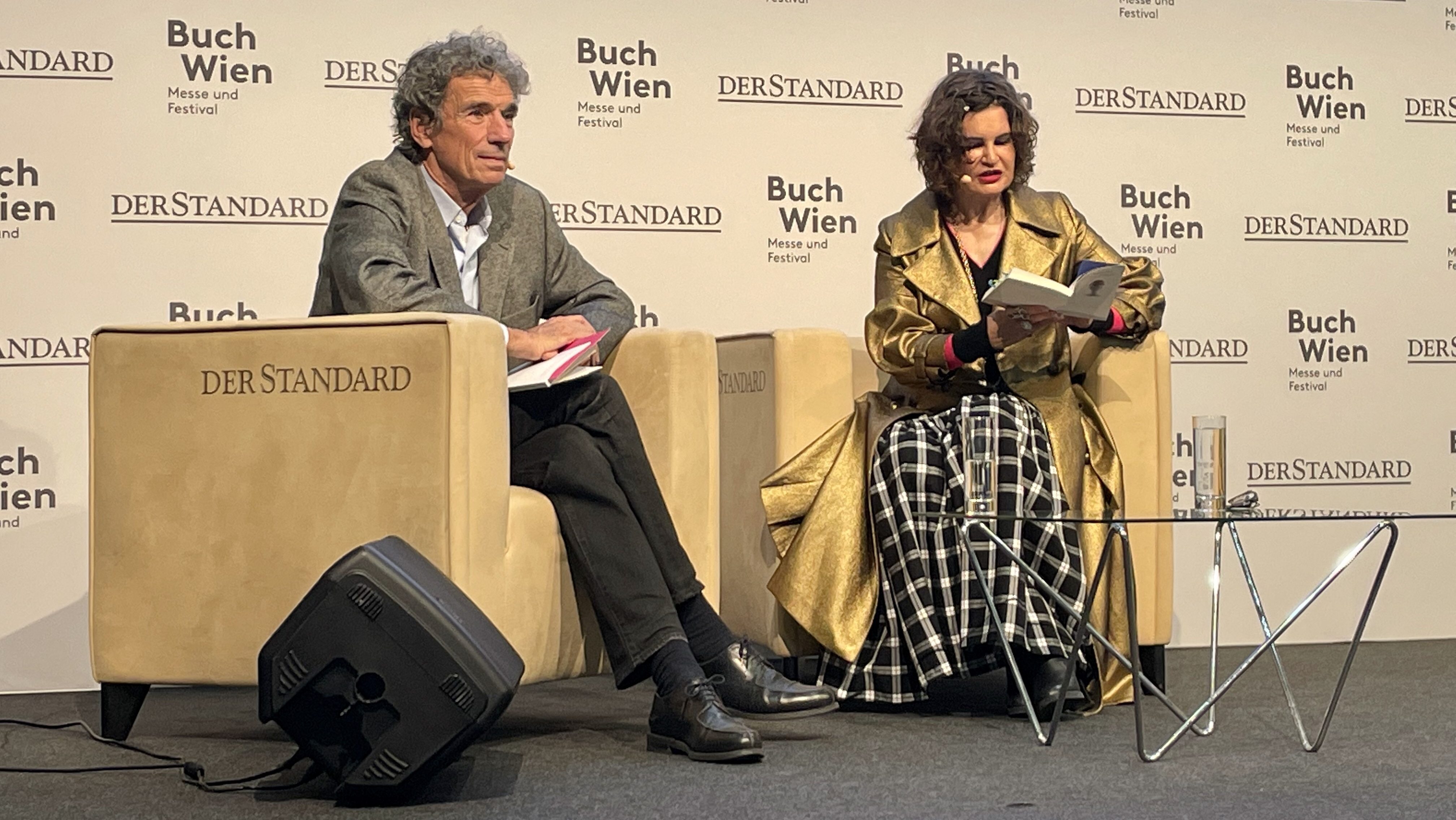 Romana Ganzoni liest aus ihrem Roman, neben ihr Moderator Michael Freund.