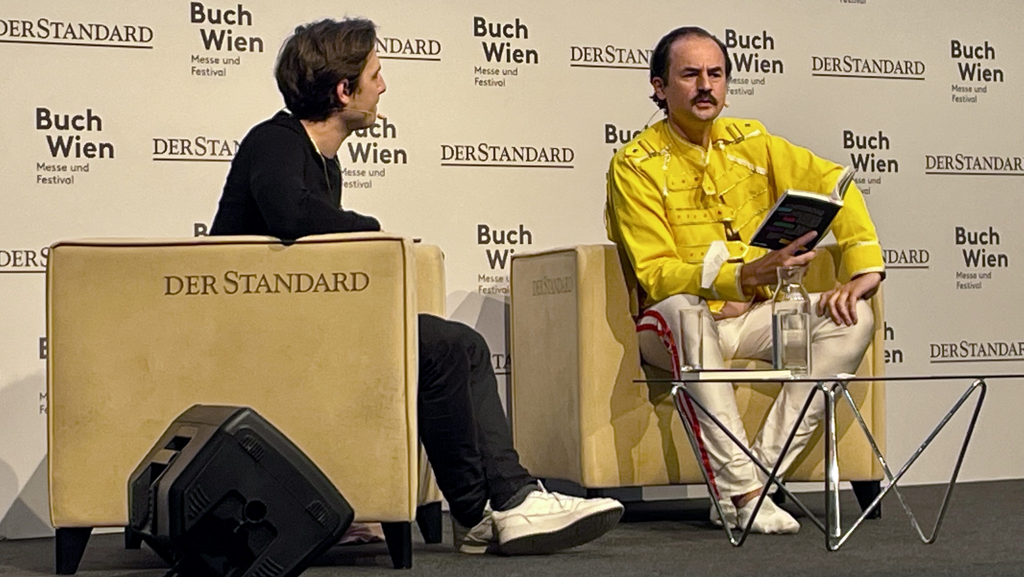 Kaum zu übersehen: Austrofred (r.), neben ihm Moderator Stefan Weiss.