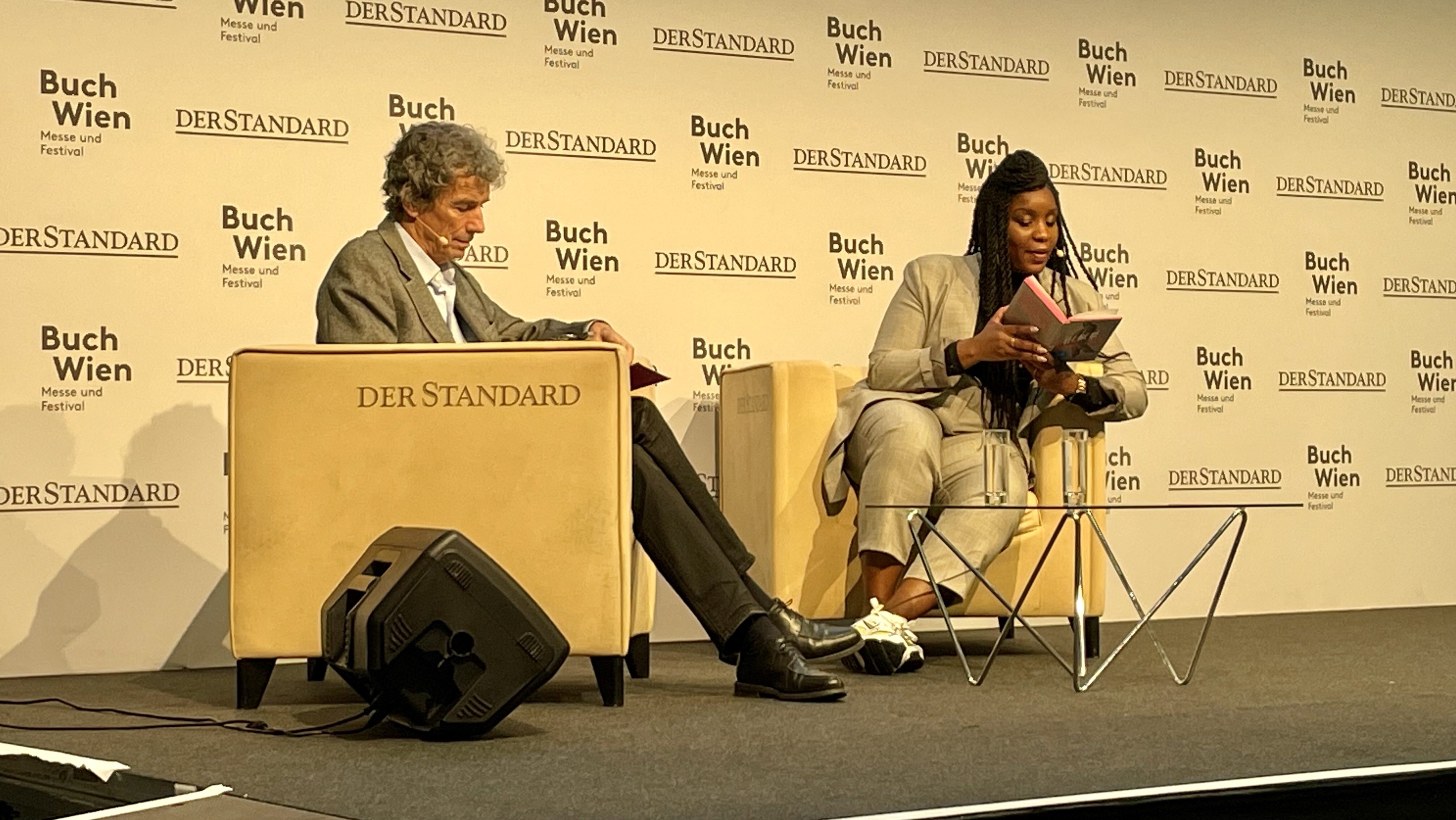 Christl Clear liest aus ihrem Debüt, neben ihr Moderator Michael Freund.